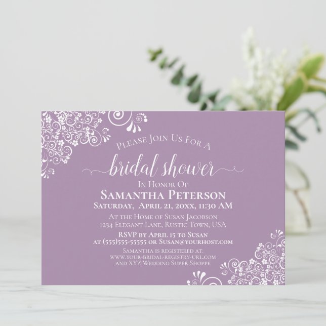 Invitation Dentelle blanche sur Dusty Purple Fête des mariées (Debout devant)