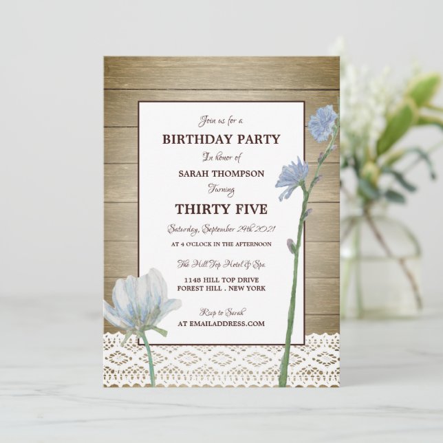 Invitation Dentelle florale sauvage en bois rustique, anniver (Debout devant)