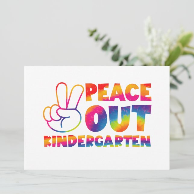 Invitation Dernier jour de maternelle en tie-dye, à bientôt (Debout devant)