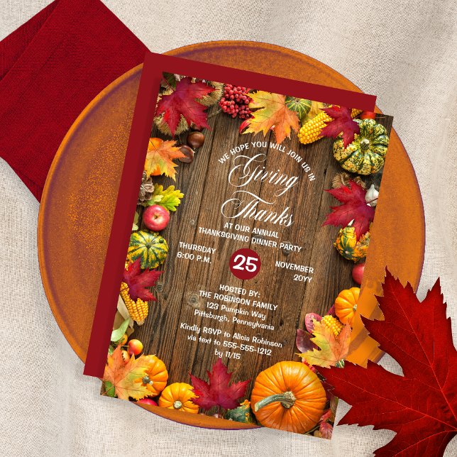 Invitation Dîner d'action de grâces - Rustique Woodsy Giving  (Rustic Woodsy "Giving Thanks" Thanksgiving Dinner Invitation with Pumpkin-Frame on a Wood Background)