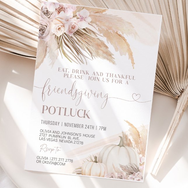 Invitation Dîner de Friendsgiving Remerciements Automne (Autumn Friendsgiving dinner table setup with warm colors, candles, pumpkins, and fall-themed decorat)