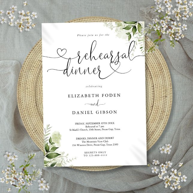 Invitation Dîner de répétition de fond floral vert (Greenery Floral Heart Script Rehearsal Dinner Invitation)