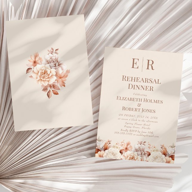 Invitation Dîner de répétition de la Mousse d'or rose Floral  (Rose Gold Mousse Floral Monogram Rehearsal Dinner Invitation on a sunny neutral dry palm leaf.)