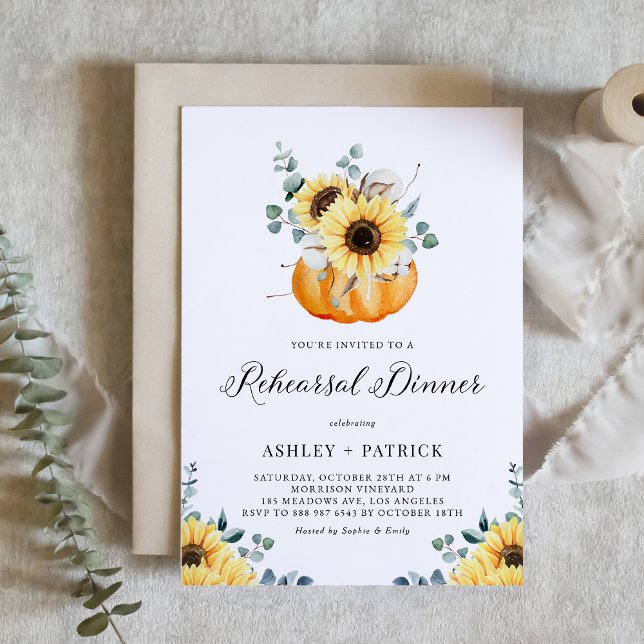 Invitation Dîner de répétition Rustique Citrouille et tournes (Customizable fall rehearsal dinner invitation featuring watercolor pumpkin, sunflowers and greenery.)