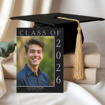 Diplômé de la promotion 2026 en noir classique Pho