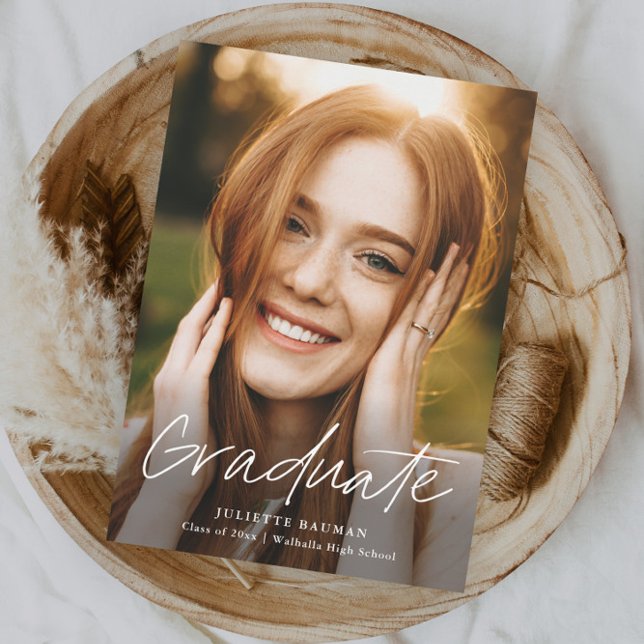 Invitation Diplômé en Script moderne Diplôme en photo simple (Modern handwritten script photo graduation invitation announcement.)