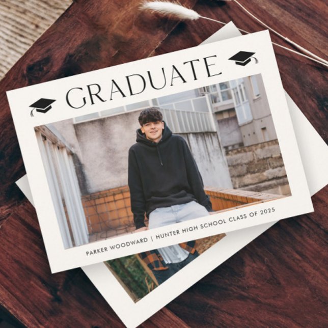 Invitation Diplôme simple de 2 photos (Simple graduation cap photo invitations.)