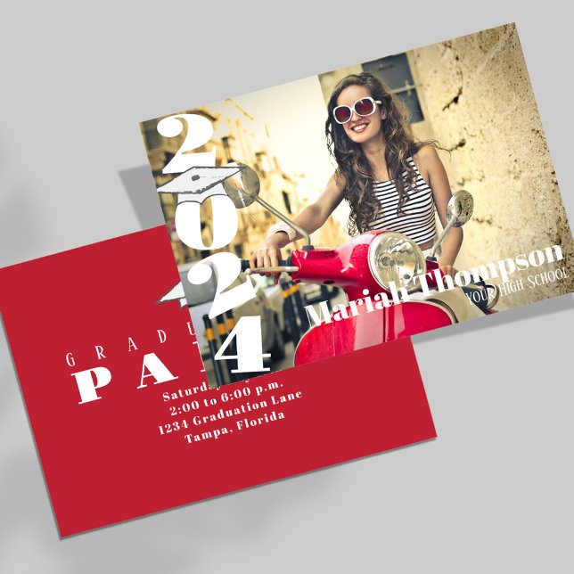 Invitation Diplôme Typographie Rouge Classe Photo De 2023 (Graduation invitation announcement card with cardinal red school colors. )