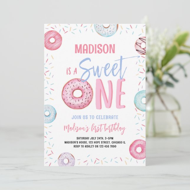 Invitation Donut Sweet One Pastel Rose Girl Premier anniversa (Debout devant)