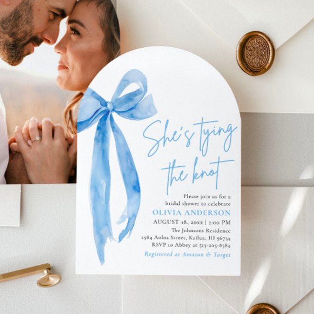 Invitation Dusty Blue Bow She's Tying the Knot Fête des marié (Modern Watercolor Dusty Blue Bow She's Tying the Knot Bridal Shower Invitation )