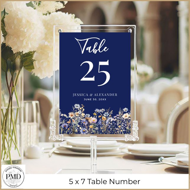 Invitation Dusty Blue Fleur sauvage Mariage 5x7 Numéro de tab (Dusty Blue Wildflowers Wedding 5 x 7 Table Number with Navy Background, Couple Names, Wedding Date.
)