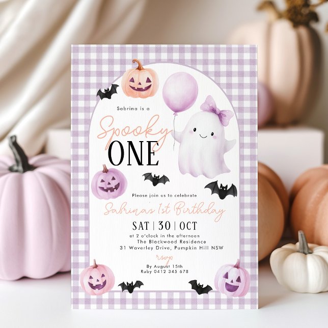 Invitation Éffrayant Un Halloween Fantôme Purple 1er Annivers (Spooky One! Purple Gingham Halloween 1st Birthday invitation with cute pumpkin, ghosts and bat. )