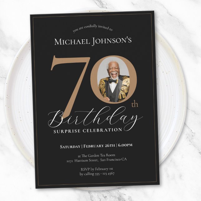 Invitation Elégant Black Gold Photo Surprise 70e anniversaire (Elegant Black Gold Photo Surprise 70th Birthday Invitation)