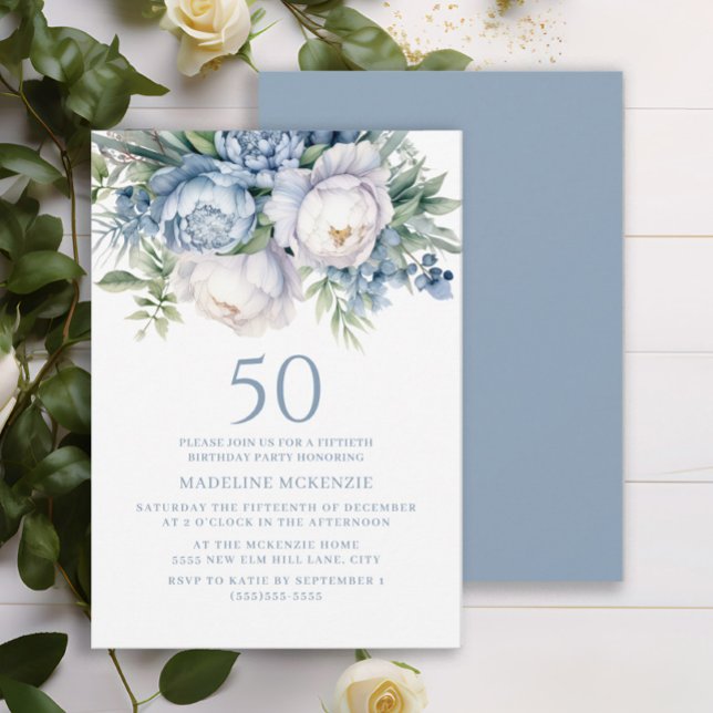 Invitation Elégant bleu bleu blanc floral 50e anniversaire (Elegant dusty blue and white watercolor floral 50th birthday party invitation for women.)