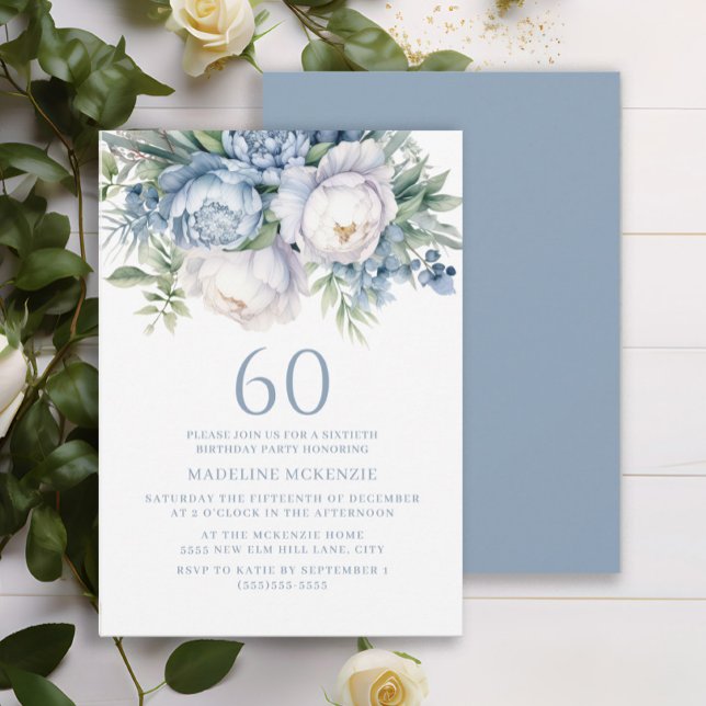 Invitation Elégant bleu bleu blanc floral 60e anniversaire (Dusty blue and white floral 60th birthday party invitation)