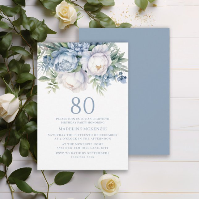 Invitation Elégant bleu bleu blanc floral 80e anniversaire (Elegant dusty blue and white watercolor floral 80th birthday party invitation)