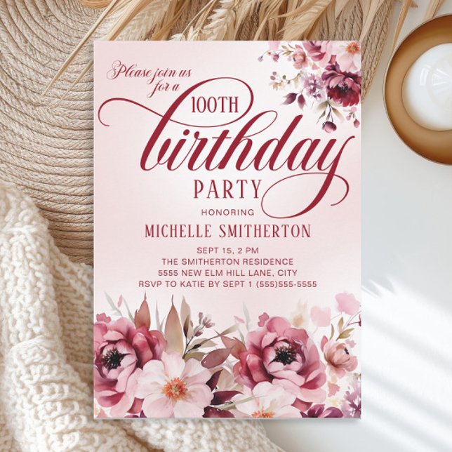 Invitation Elégant Bourgogne rose floral 100e anniversaire (Elegant script 100th birthday party invitation with burgundy and pink watercolor floral
)