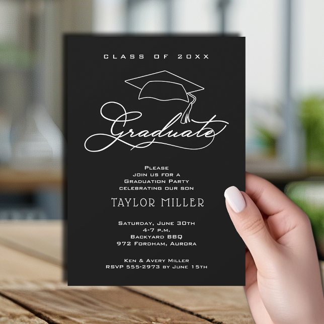 Invitation Élégant Casquette de fin d'études noir (Elegant white script and grad hat Black graduation party invitations)