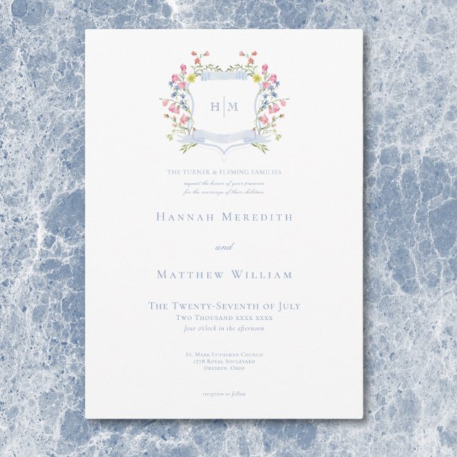Invitation Elégant Dusty Blue Pastel Fleur sauvage Mariage Cr (Elegant Dusty Blue Pastel Wildflower Crest Wedding Invitation)