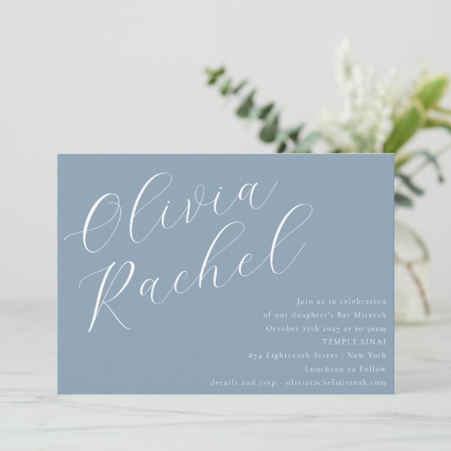 Invitation Élégant Dusty Blue Script Name Bat mitzvah minimal (Debout devant)