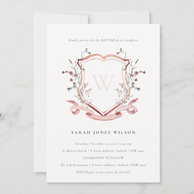 Invitation Élégant Fleur sauvage rose Monogramme Crest Baptêm (Devant)