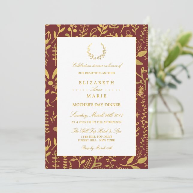 Invitation Elégant Gold Floral Wreath Dîner de la fête des mè (Debout devant)