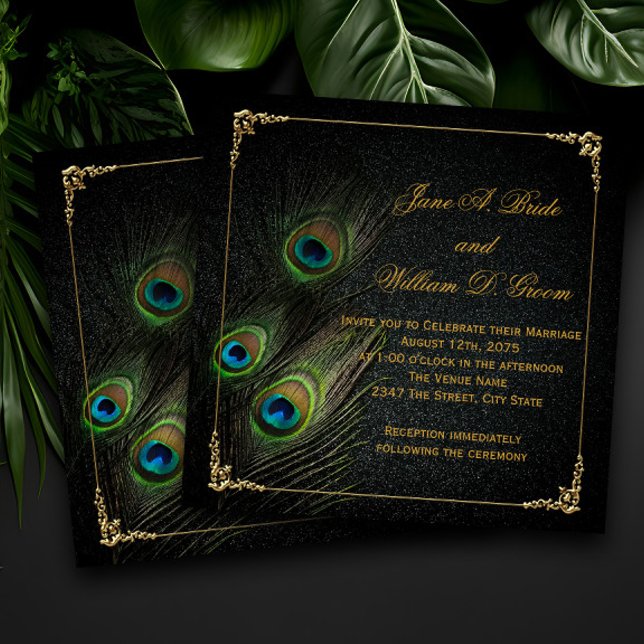 Invitation Élégant Mariage Peacock noir et or (Elegant peacock feather wedding invitation with vibrant colors on a black and gold background.)