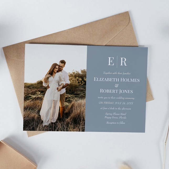 Invitation Élégant Monogramme bleu Dusty Mariage photo person (Elegant Dusty Blue Monogram Custom Photo Wedding Invitation on white table with neutral decoration.)