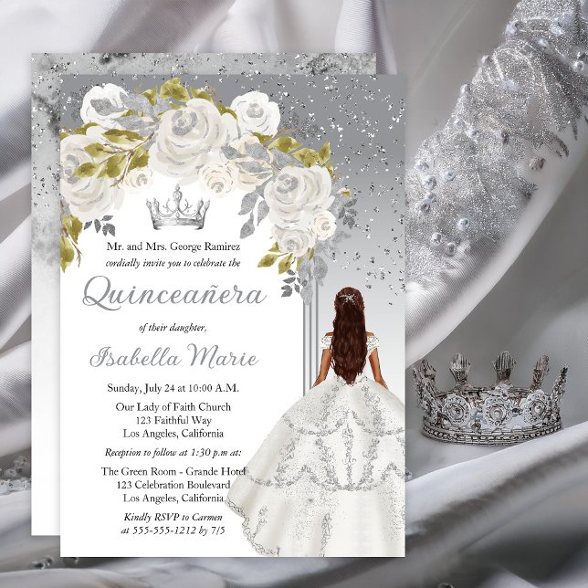 Invitation Élégant Rose d'argent blanc Floral Quinceañera (Elegant White Rose | Silver Floral Princess-Theme Brunette Dk Haired Quinceañera Invitation)