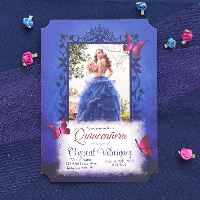 Invitation Elégant Royal Blue avec des papillons rouges Quinc (Fancy Royal Blue and Hot Pink Butterflies Quinceanera Invitation with Script Writing Digital Sharing)