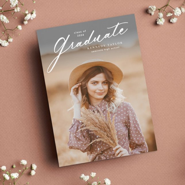 Invitation Élégant script de script photo Graduate Graduate (Simple graduate script photo graduation invitation.)