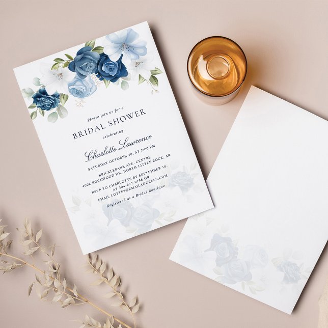 Invitation Élégant Script Dusty Blue Floral Fête des mariées (Dusty Blue Floral Modern Bridal Shower Invitation)