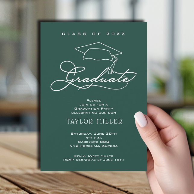 Invitation Élégant Script Vert foncé Graduation (Elegant white script and grad hat dark green graduation party invitations)