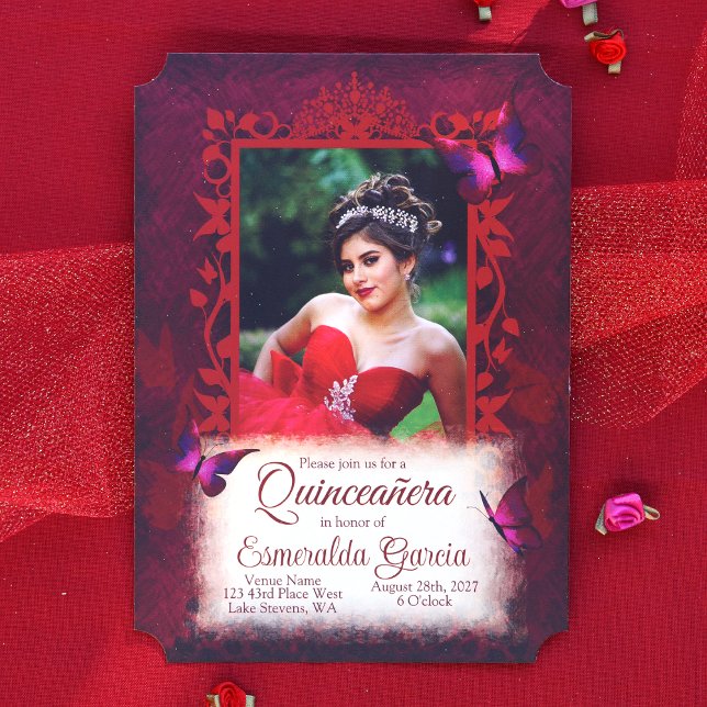 Invitation Elégante bordure de papillon rouge Quinceanera (Elegant Ruby Red Quinceanera Invitation with Decorative Butterfly Photo Frame)