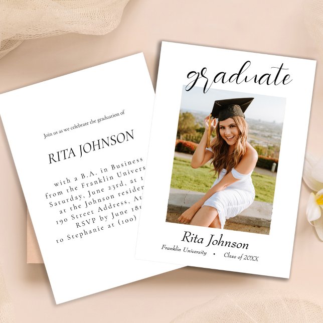 Invitation Élégante Classe Noir Blanc De 2024 Diplôme Photo (Elegant Black White Class Of 2024 Photo Graduation Invitation)