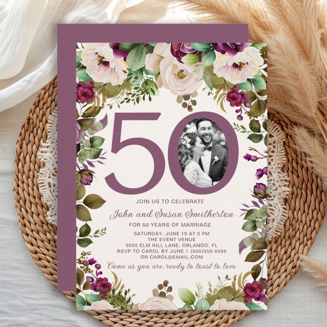 Invitation Élégante crème violette photo florale 50e annivers (Elegant purple and cream-colored watercolor floral 50th wedding anniversary photo invitation)