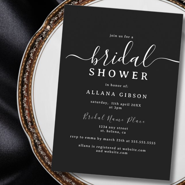 Invitation Elégante Fête des mariées noire et blanche (Elegant black-and-white bridal shower invitation placed on a decorative plate.)