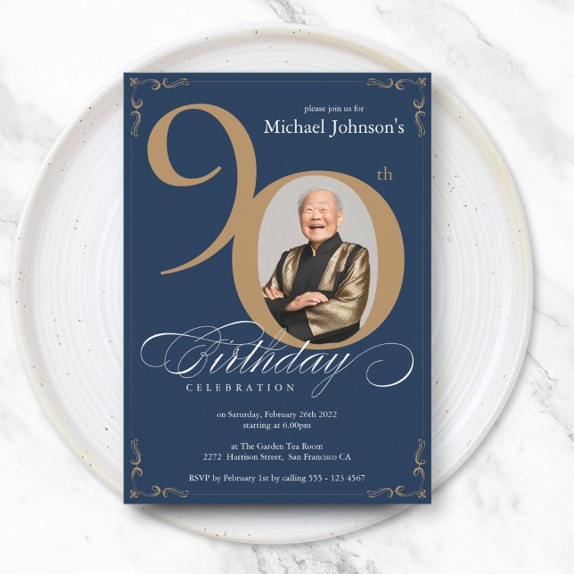 Invitation Elégante photo Marine Blue Gold 90e anniversaire (Elegant Photo Navy Blue Gold 90th Birthday Invitation)