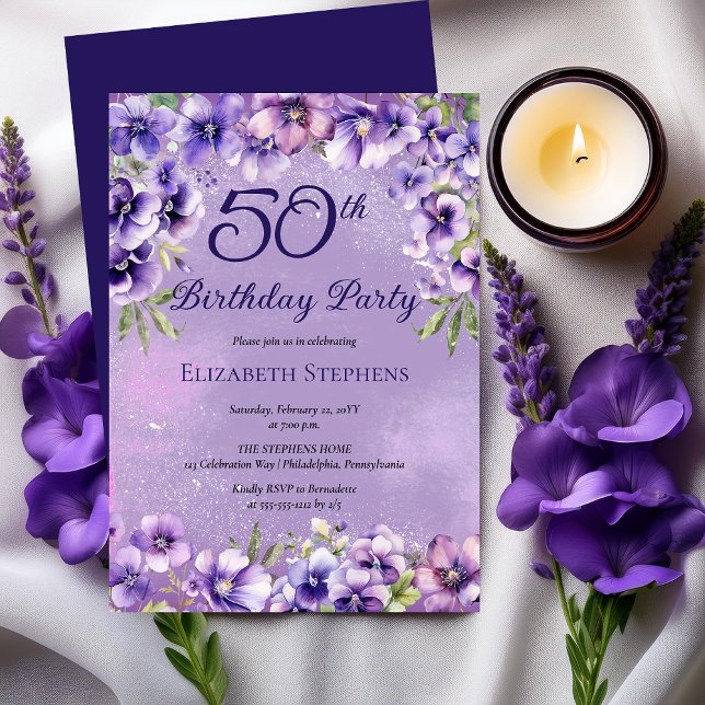 Invitation Élégante Violette violette Florale 50e fête d'anni (Elegant Purple Violets Floral 50th Birthday Party Invitation)