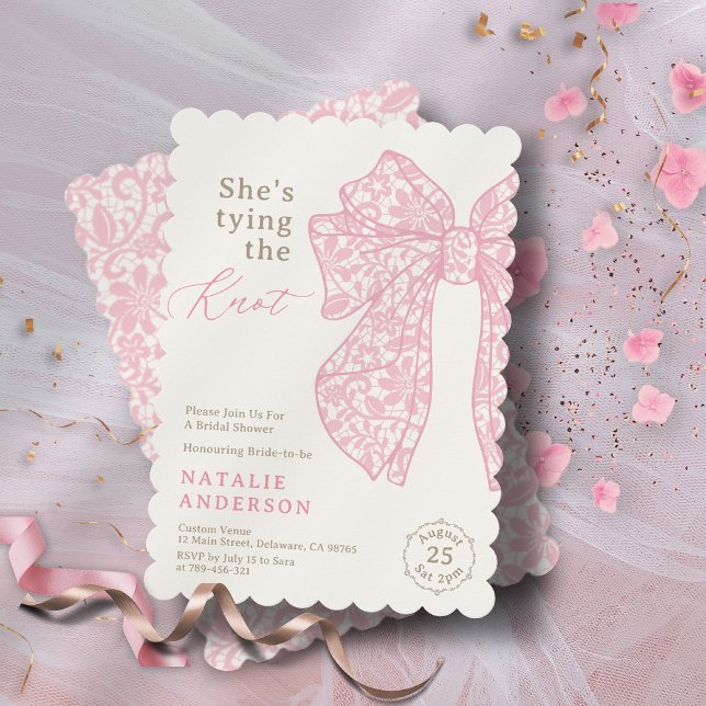 Invitation Elle attache la Fête des mariées en dentelle rose  (She's tying the Knot Pink Lace Bow Bridal Shower Invitation)