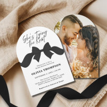 Elle Attache le Nœud Photo de Lancer de Mariée au