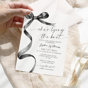Invitation Elle est en train de nouer la Fête des mariées du