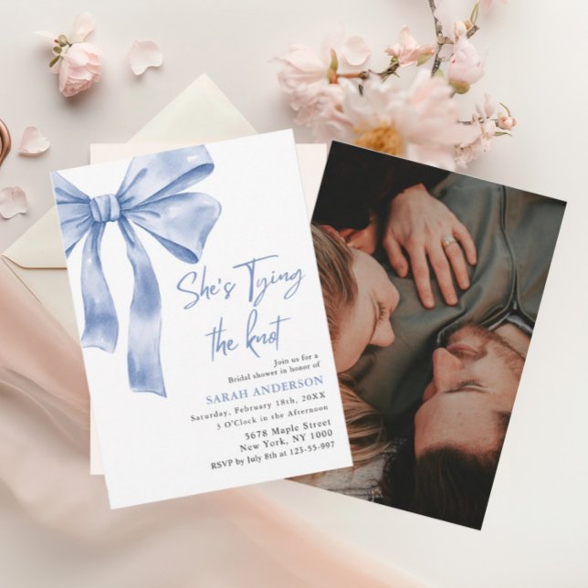 Invitation Elle est Tying the Knot bleu bow Fête des mariées (Créateur téléchargé)
