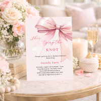 Elle noue la Fête des mariées à arc rose tendre