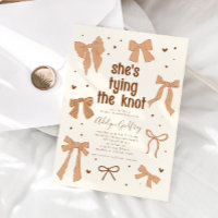 Elle noue la Fête des mariées en chou beige