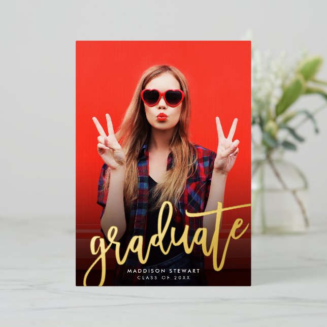 Invitation En Aluminium 2023 GRADUATE photo moderne script minimal or (Debout devant)