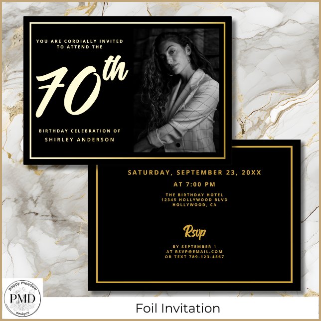 Invitation En Aluminium 70e anniversaire Photo Black Faux Gold Leaf Élégan (70th Birthday Elegant Photo Black and Gold Foil Invitation with Party Details on the Back.)