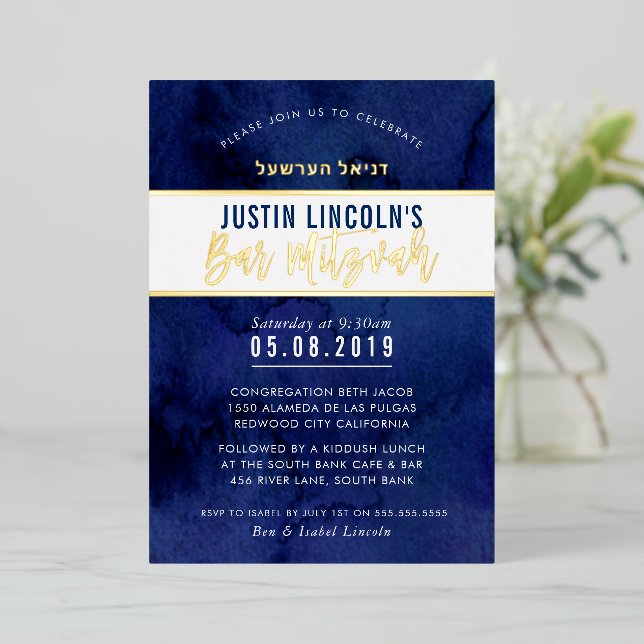 Invitation En Aluminium BAR MODERNE MITZVAH bleu foncé faux or hébreu (Debout devant)