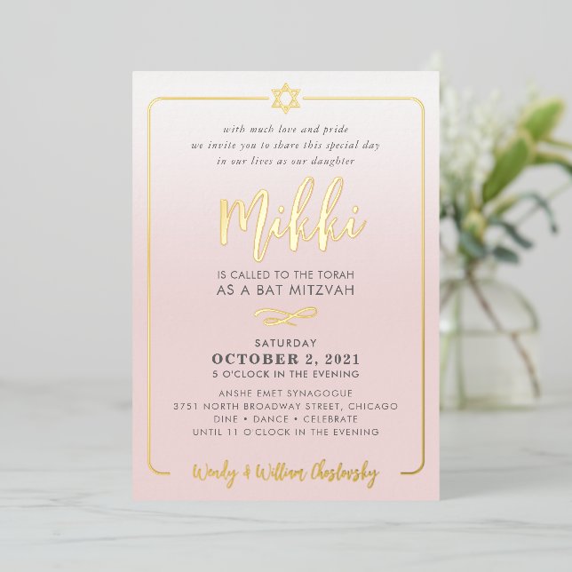Invitation En Aluminium BAT MITZVAH joli script rose pâle ombre or (Debout devant)