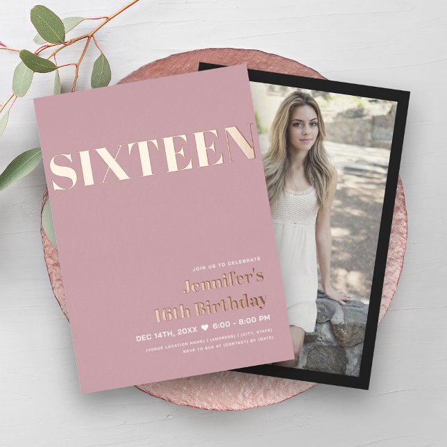 Invitation En Aluminium ÉLÉGANT Moderne Blush Pink Sweet 16 Typographie (ELEGANT Modern Blush Pink Sweet 16 Typography Foil )